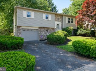 18 Clarendon Dr, Lancaster, PA