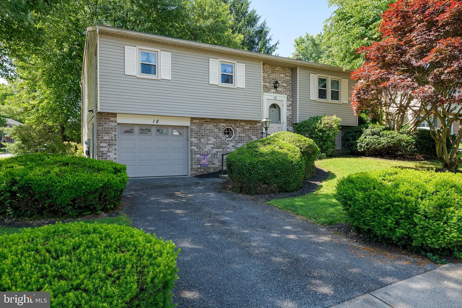 18 Clarendon Dr photo 1