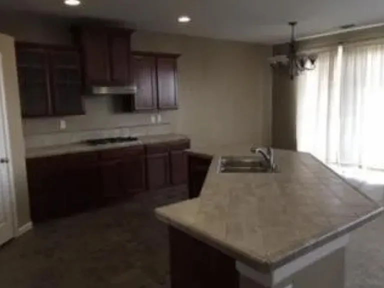 376 Noble Dr — Photo 3