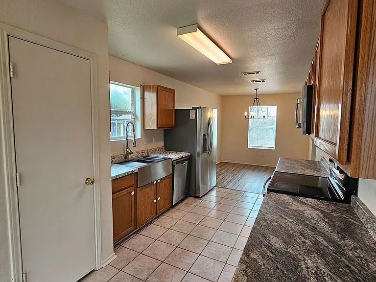 2201 Rainforest Ln — Photo 3