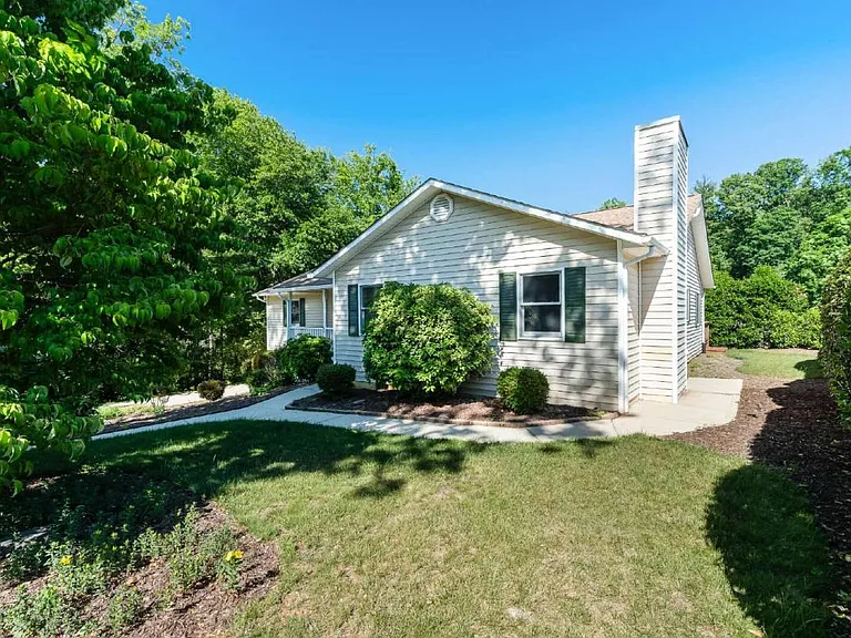 105 Goldfinch Ln — Photo 1