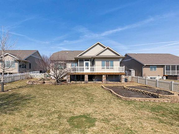 3rd image of 301 Spruce Hills Dr