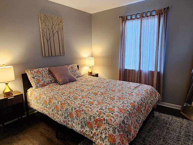 Queen Bed - Main Floor