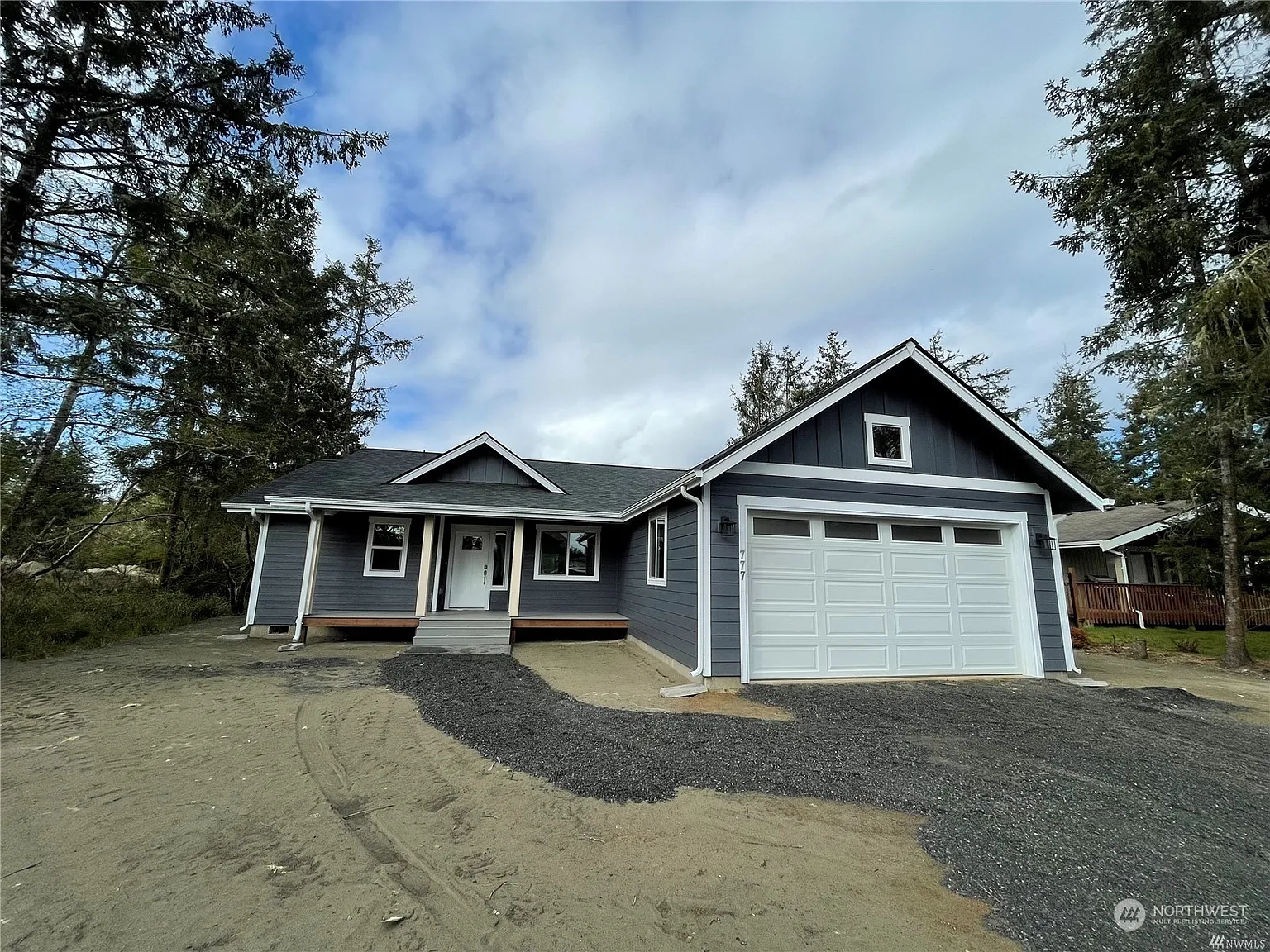 981 Tonquin Avenue SW photo 1