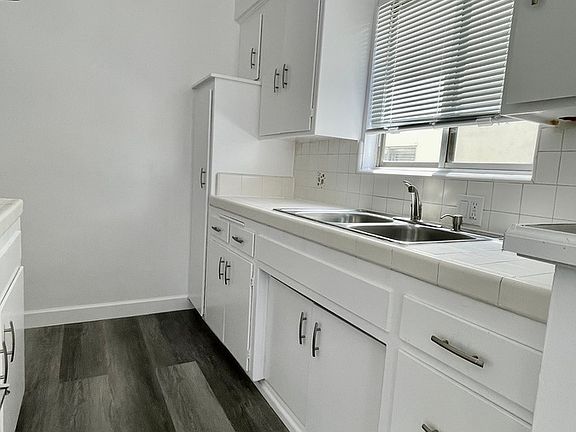 3rd image of 842 Westbourne Dr APT 1