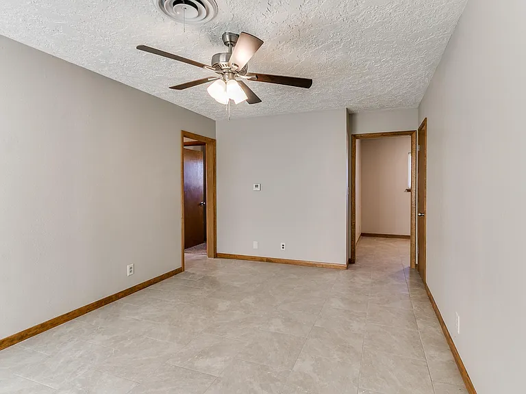 214 Thompson Dr — Photo 4
