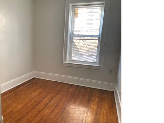 3rd image of 1589 Fairfield Ave #4