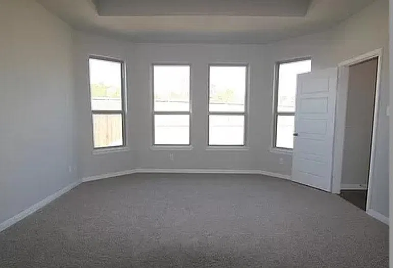 5 bed, 3015 sqft, $2,400 — Photo 4