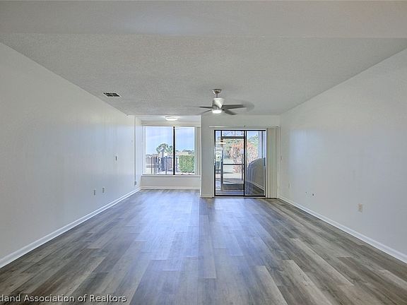 3rd image of 3915 Edgewater Dr