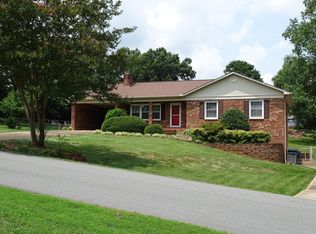 5694 Claridge Dr, Hickory, NC 28602