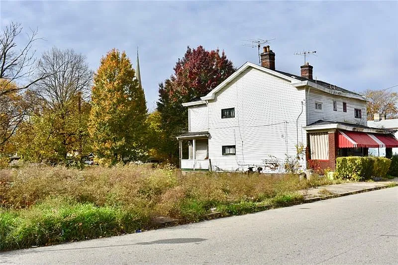 140 Auburn St photo 1