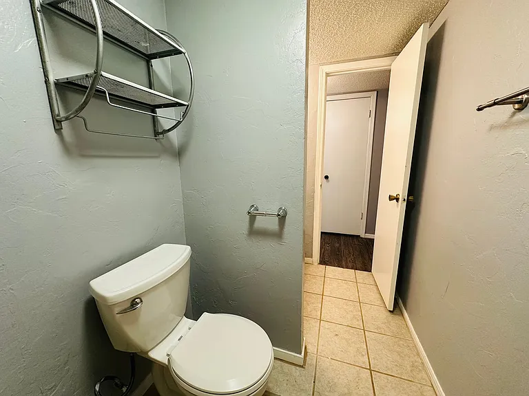 6034 Nw Expy #B — Photo 12