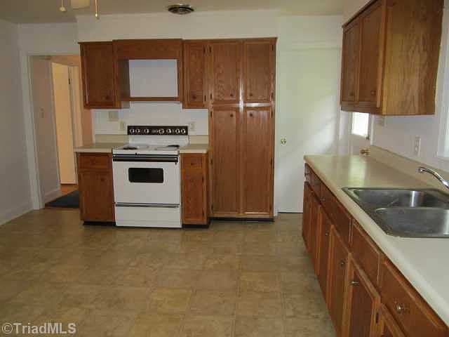 2nd image of 4016 Lexwin Ave