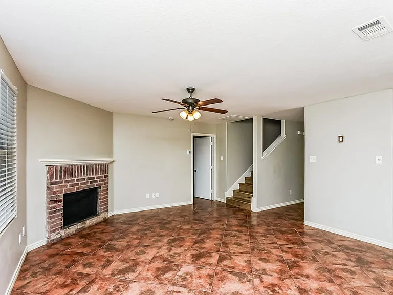 517 Creekbend St — Photo 4