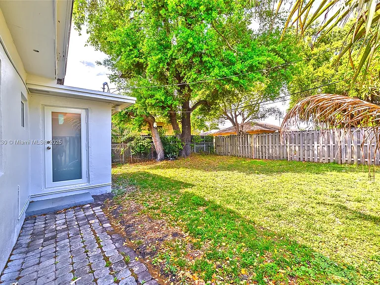 2243 Greene St — Photo 24