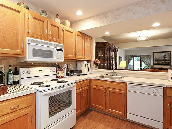3rd image of 55 Maple Hill Dr