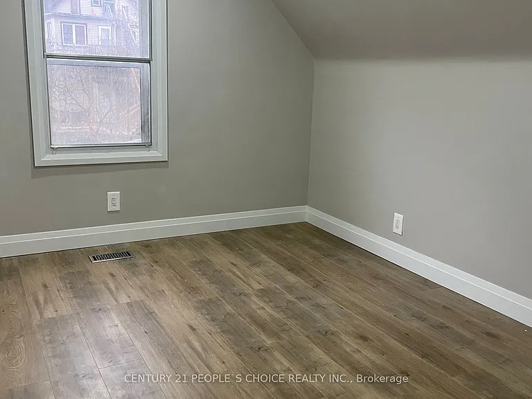 136 Edgemont St N — Photo 29