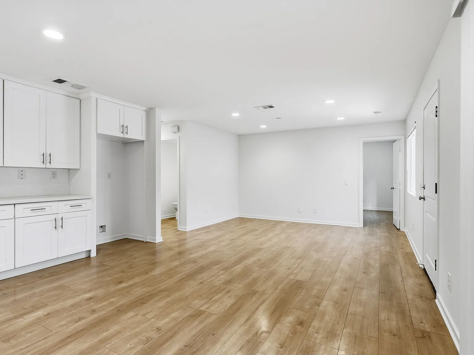 3 bed, 2.5 bath, 1276 sqft, $3,500 — Photo 3
