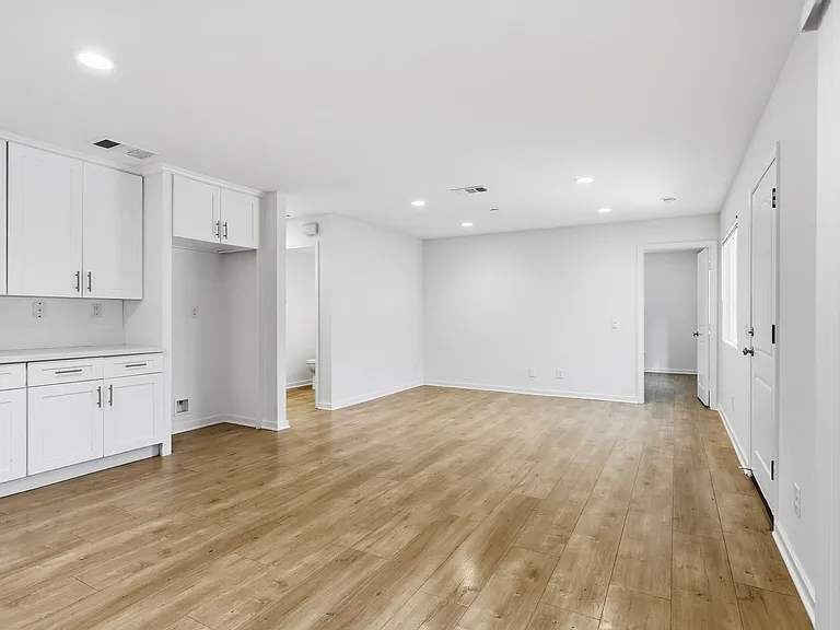 20220 Stagg St — Photo 3