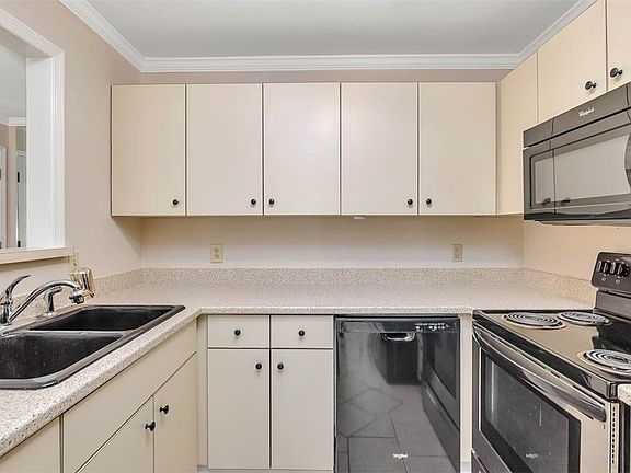 3rd image of 605 Harbour Oaks Dr