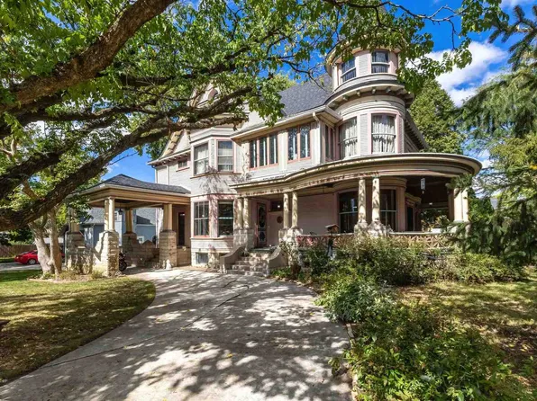 1102 College Ave, Davenport, IA 52803