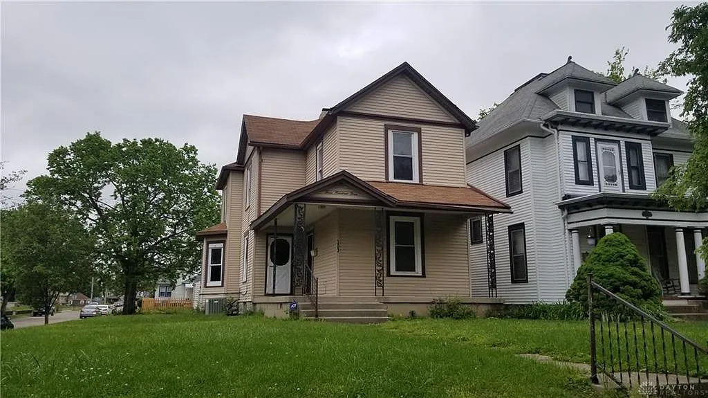 303 E Main St photo 1