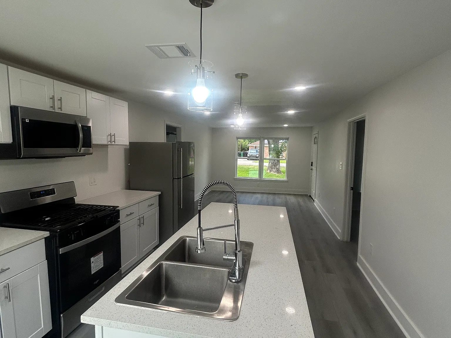 3 bed, 1104 sqft, $1,795 — Photo 2