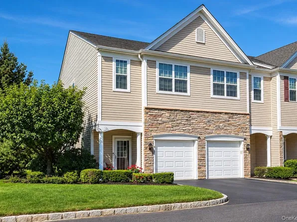 30 Torrey Pine Lane, Bay Shore, NY 11706