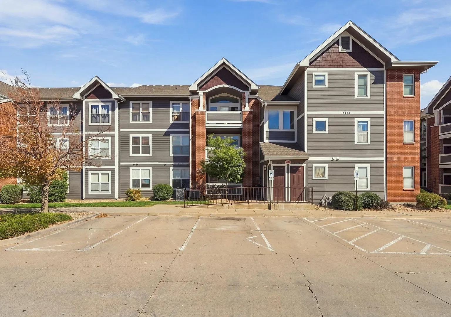 Beautiful Ground-Floor 2-Bedroom Condo with Private Balcony & Great Location! — Photo 2