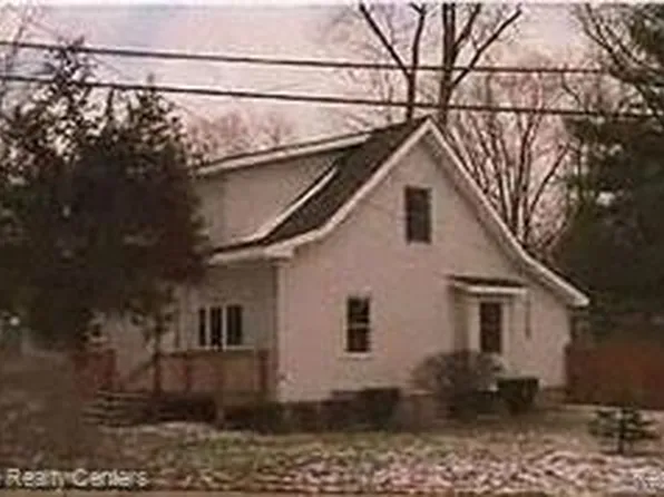 20 Crescent Lake Rd, Waterford, MI 48327