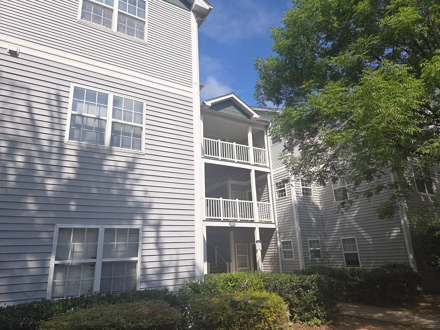 4 bed 4 bath whole unit or room rentals with a $120 application fee credited to the first full mo... — Photo 1