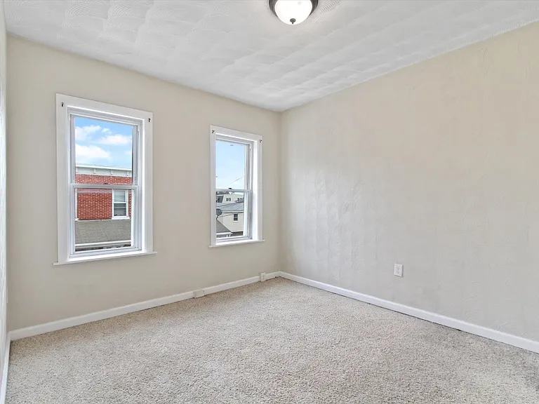 40 Laurel St — Photo 16