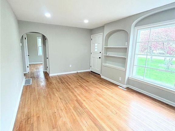 3rd image of 35888 Chestnut Ridge Rd