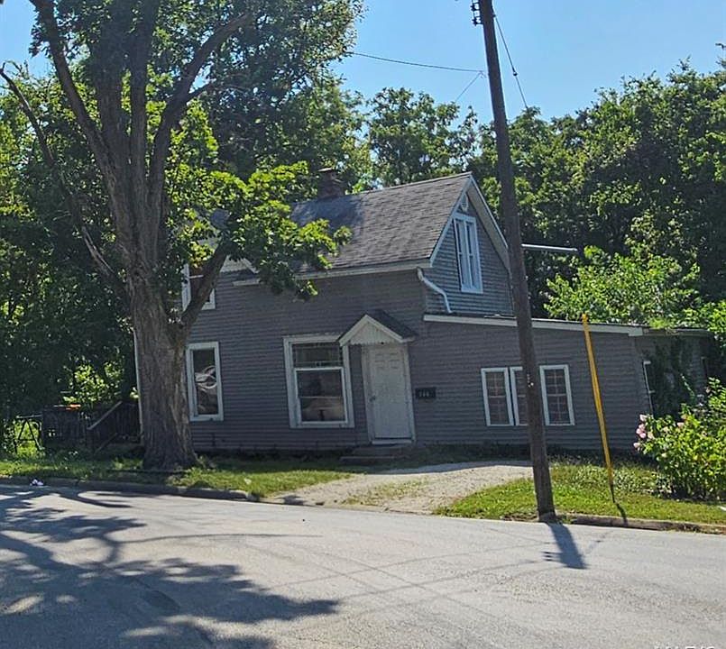 1st image of 300 S Oak St