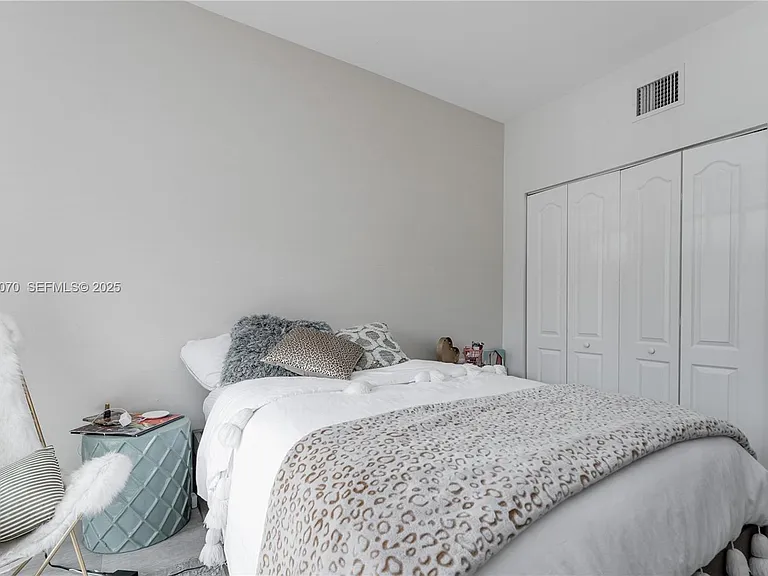 18460 NE 30th Ave #18460 — Photo 16