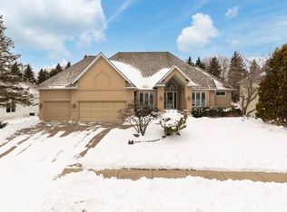 10556 Prairie Lakes Dr, Eden Prairie, MN 55344
