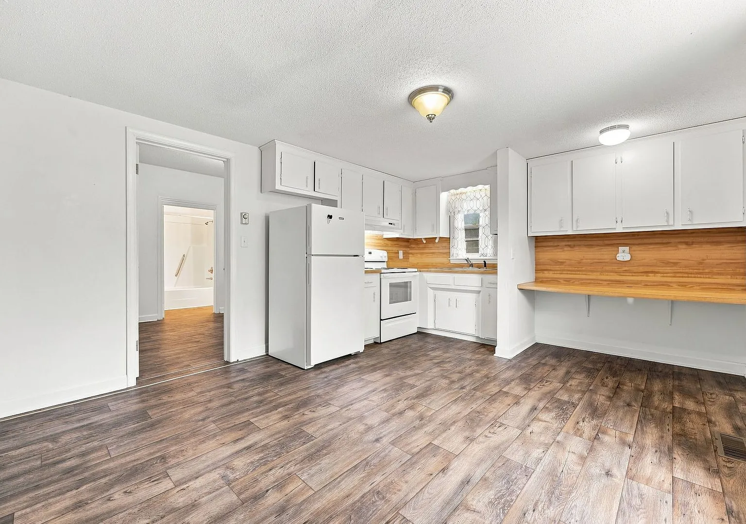 $100.00 Off First Month Rent If Move In By End Of August — Photo 3