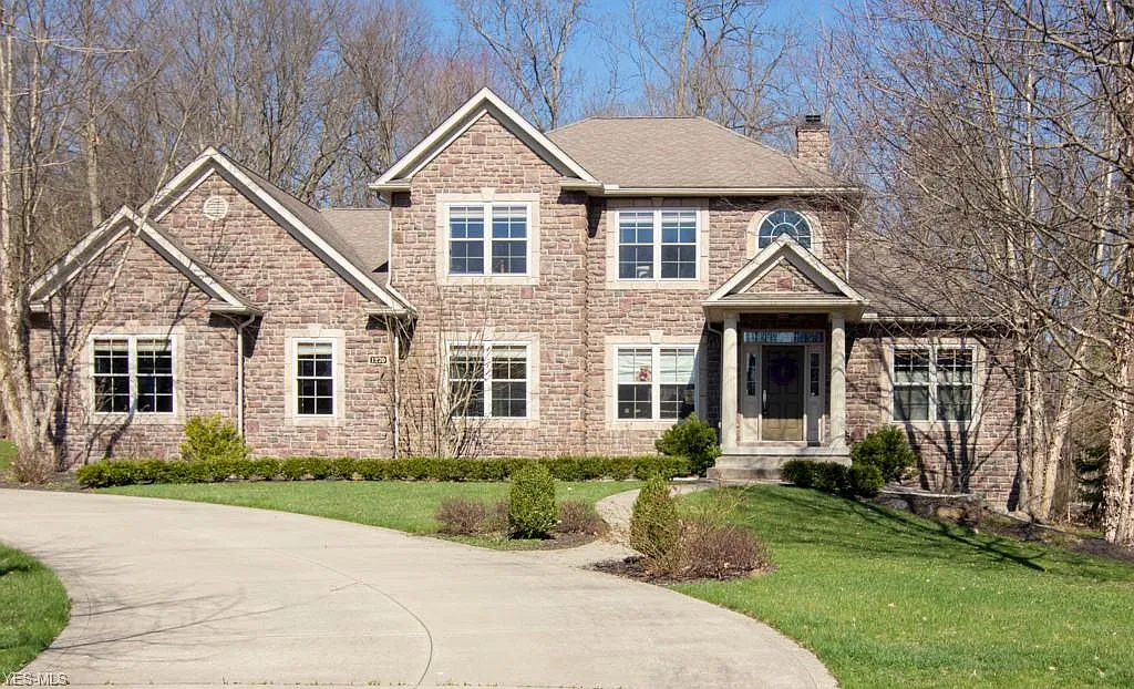 1270 Woodsview Dr photo 1