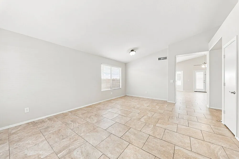 3 bed, 2.0 bath, 1821 sqft, $2,510 — Photo 4