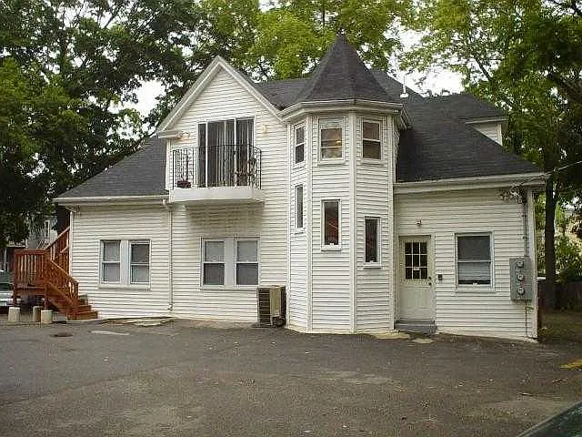4 bed, $3,050 — Photo 1