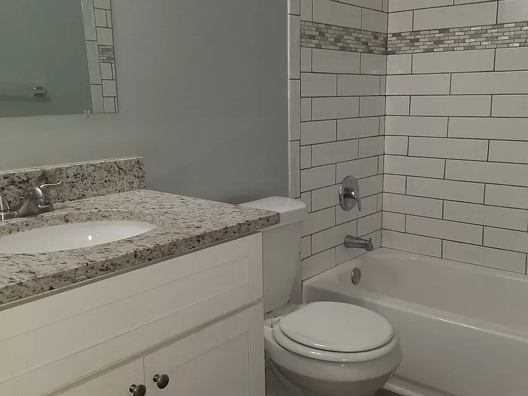 Avondale III Apartments — Photo 10