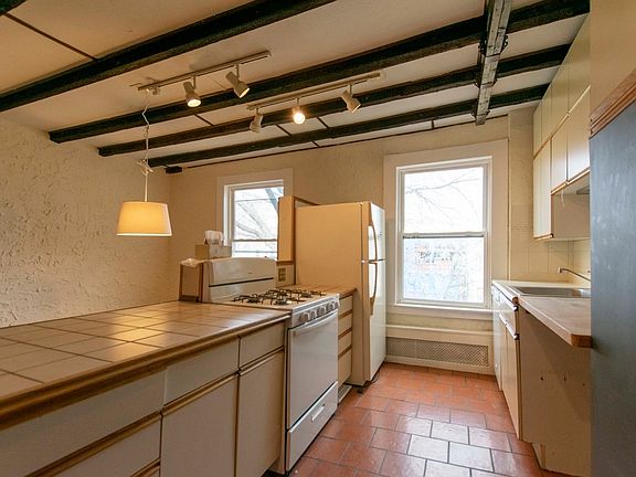 3rd image of 35 Douglass St Floor 2
