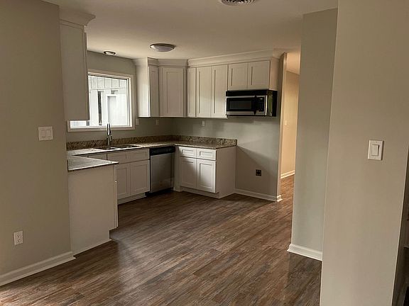 3rd image of 1543 Oakwood Dr