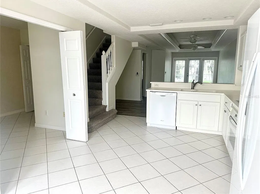 3 bed, 2.0 bath, 1455 sqft, $2,100 — Photo 4