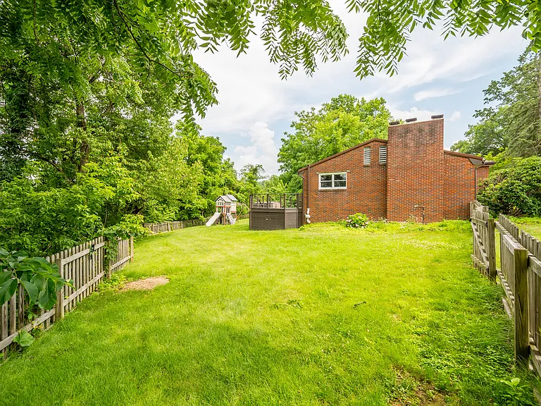 251 Franklin Dr — Photo 32