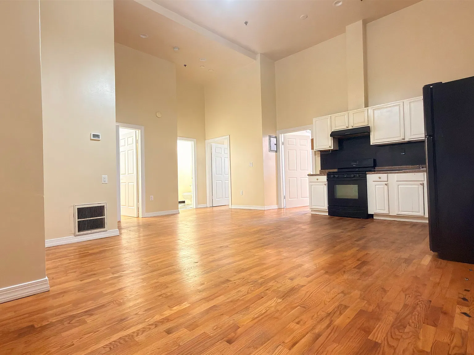 3 bed, 1.0 bath, 1200 sqft, $2,700 — Photo 2