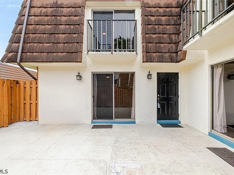 1418 Park Shore Cir #3 — Photo 2