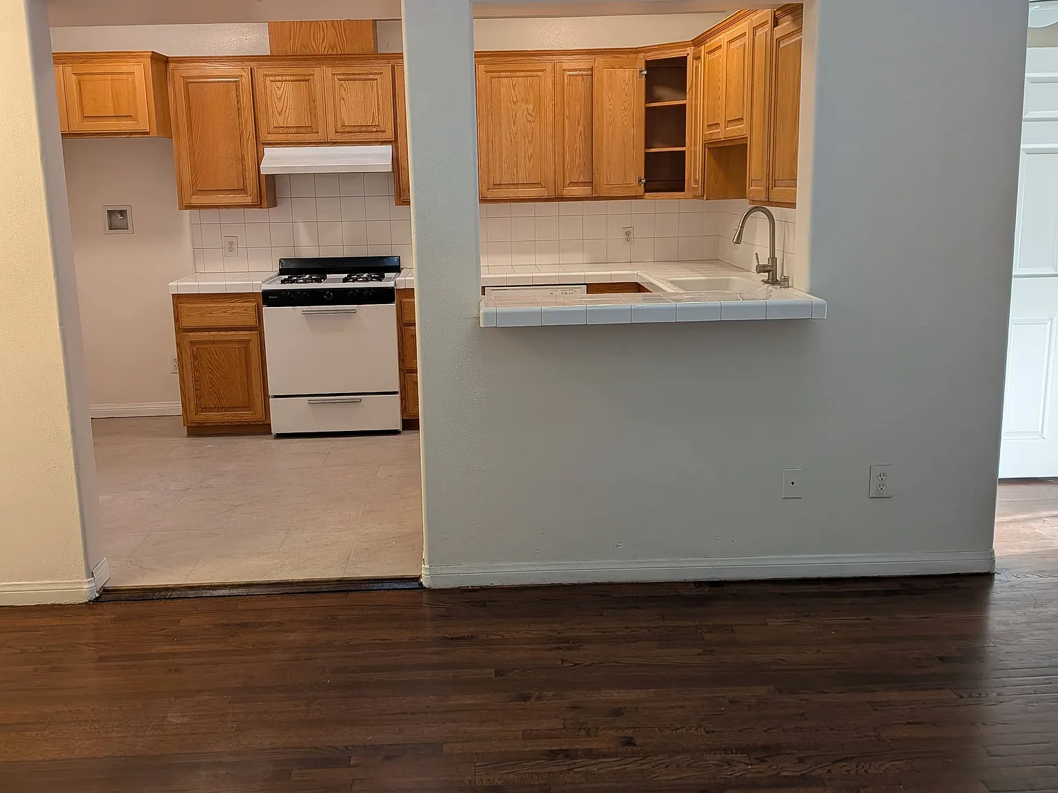 2 bed, 900 sqft, $2,200 — Photo 4