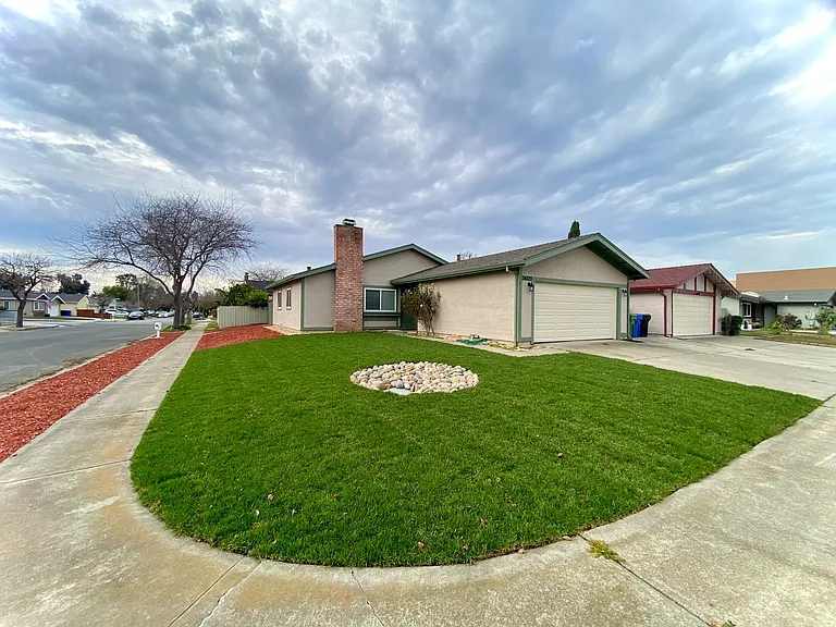 34323 Russell Ct — Photo 1
