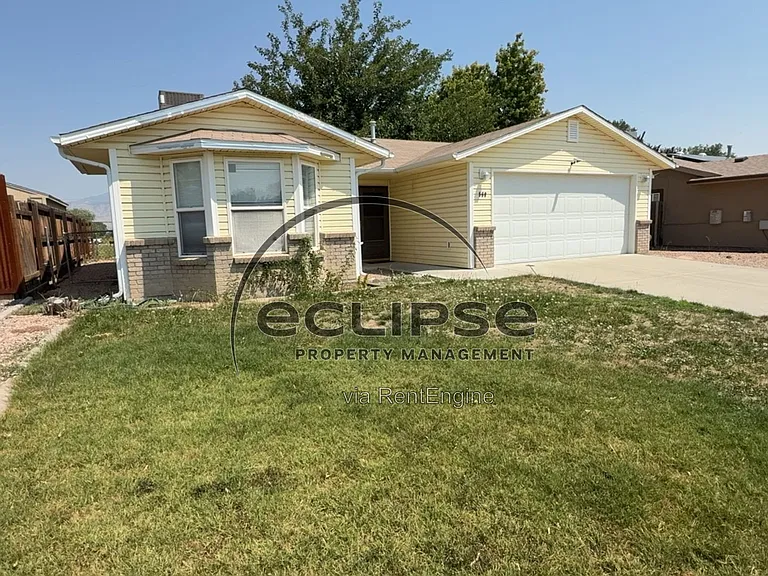 560 Huntington Point Ln — Photo 1